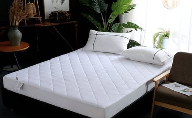 Twin XL Waterproof Mattress Pad, Mattress Protector with Elastic Straps and  Butt