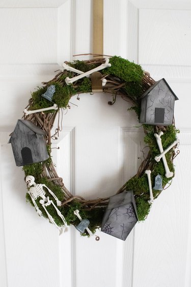 Haunted house wreath with moss