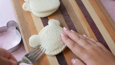 Crimping sandwich edges with a fork