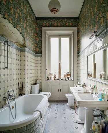 Bathroom with Italian-inspired wallpaper and tile