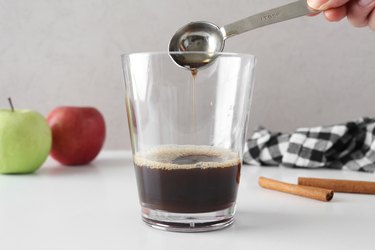 Adding apple syrup to coffee