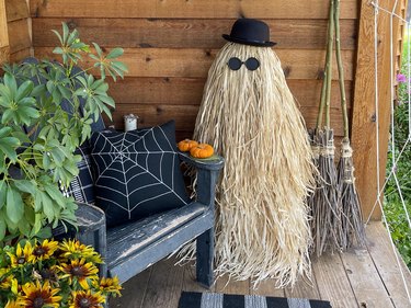 Front porch with a decoration made from straw, a hat and sunglasses