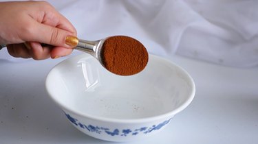 cinnamon powder with bowl