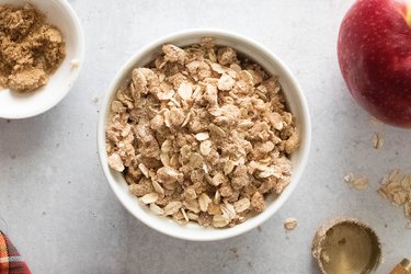 Apple cinnamon crisp with crumble topping