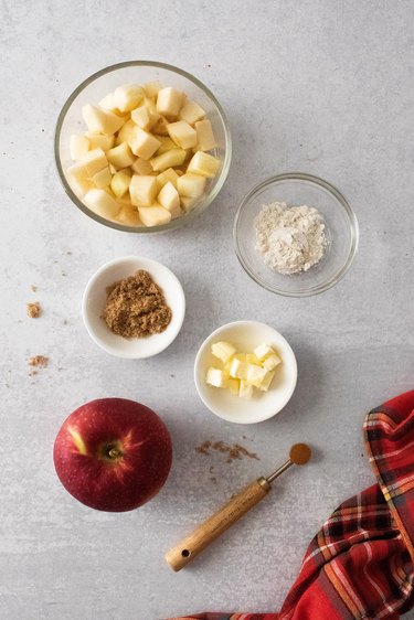 Ingredients for apple cinnamon crisp filling