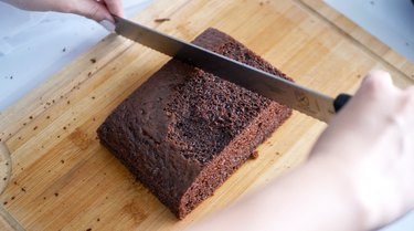 scoring the chocolate cake