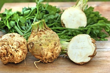 Organic celery (root and leaves)