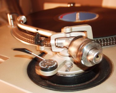 Turntable needle arm