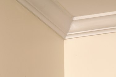 Corner wall with crown molding