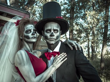 Skeleton bride and groom