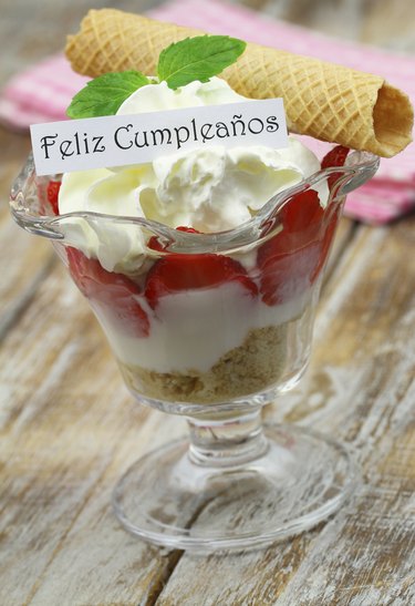 Feliz cumpleanos (Happy birthday in Spanish) card with dessert