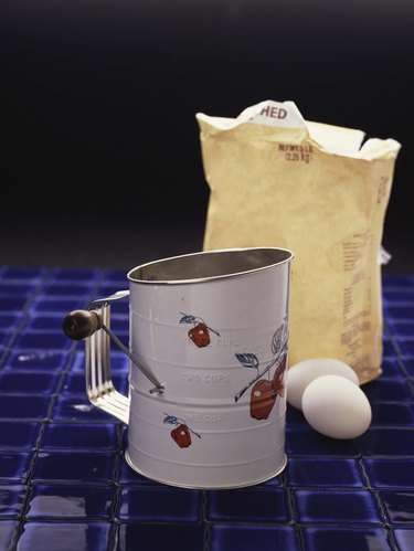 Flour sifter with flour