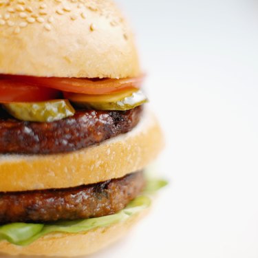 How to Cook Hamburgers With Aluminum Foil on a Gas Grill