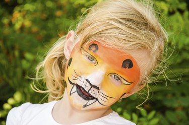 girl with tiger face painting