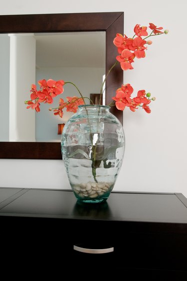 Decoration Ideas for Clear Glass Vases | ehow