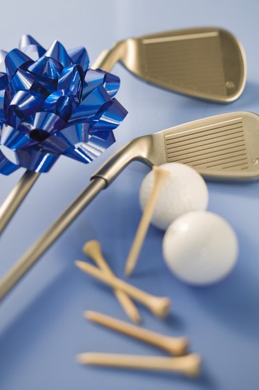 Golf equipment with ribbon