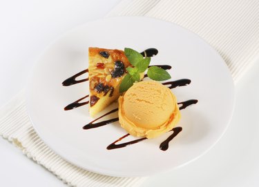 Sponge cake with ice cream