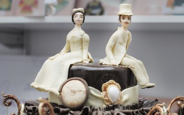 Figurines on wedding cake