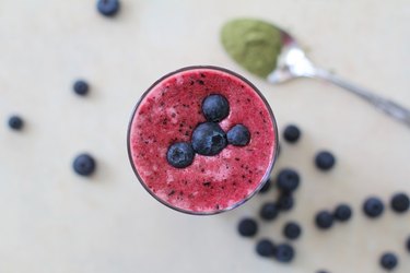 Beet-berry-green tea smoothie in a glass