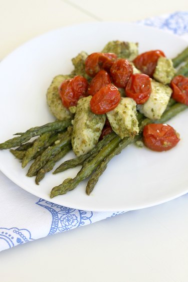 pesto chicken with asparagus and cherry tomatoes