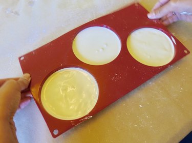 Agitating silicone mold to remove trapped air from plaster of paris