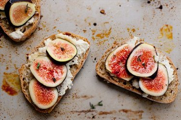 How to make 15-Minute Fig and Ricotta Crostini