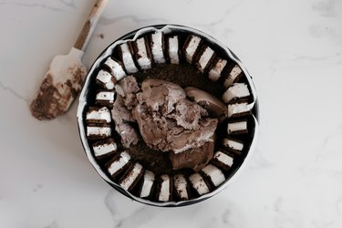 Spread the chocolate ice cream until it is smooth.