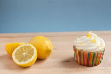 Lemonade cupcake with sliced fresh lemons