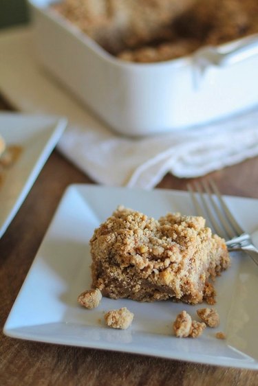 Plate of coffee cake with crumbly topping.