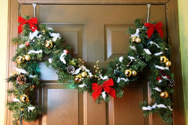 How to Decorate Doorways With Christmas Garland | eHow