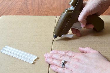 Glue for online cardboard