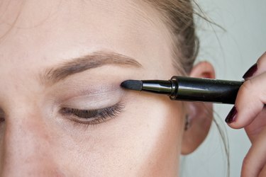 a woman blending out a smoky eye