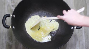 cooking an egg in the wok