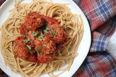 Vegan meatballs and spaghetti