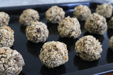 Cooked vegan meatballs