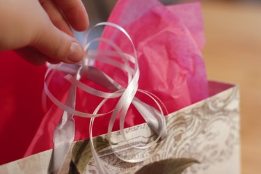 How To Put Tissue Paper In A Gift Bag