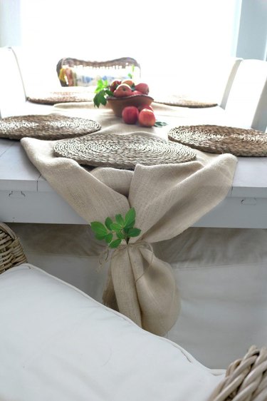 How to Use Burlap As a Table Runner