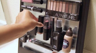 arrange makeup items