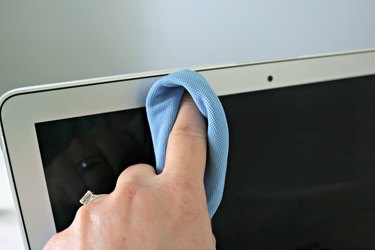 how to clean a laptop