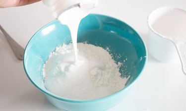 Place glue into starch