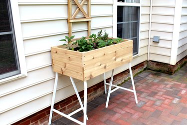 how to make a standing box planter from cedar planks