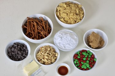 ingredients for reindeer chow