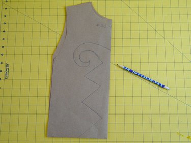 A zigzag design on half of the brown paper template.