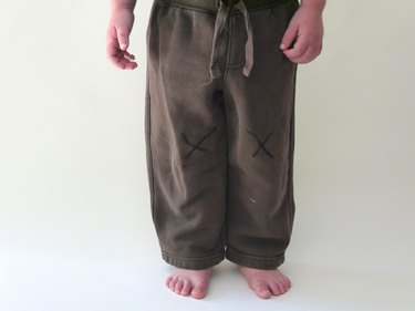 knees marked with Xs on the pants