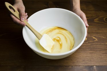 Mix condensed milk and vanilla extract together