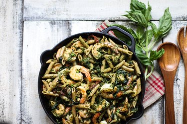 Healthy One Pot Meal: Whole Wheat Shrimp Pasta with Kale Pesto