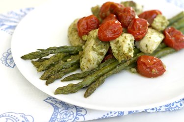 pesto chicken with asparagus and tomatoes