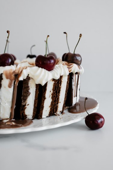 Make sure that the chocolate fudge sauce drips down the sides of the ice cream cake!