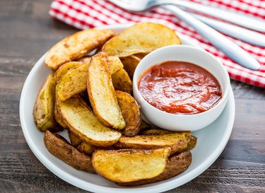 How to Fry Potato Wedges in a Pan