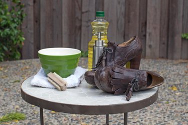 How to clean leather boots and shoes 